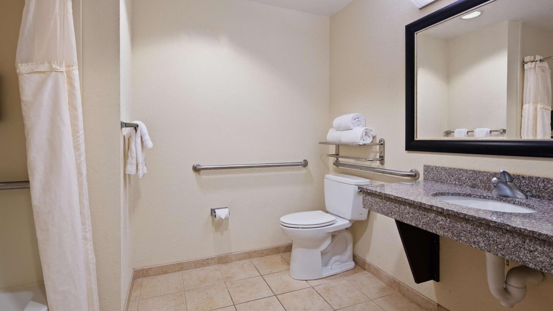Best Western Plus Chain of Lakes Inn & Suites gallery photo in Leesburg, FL — image 12