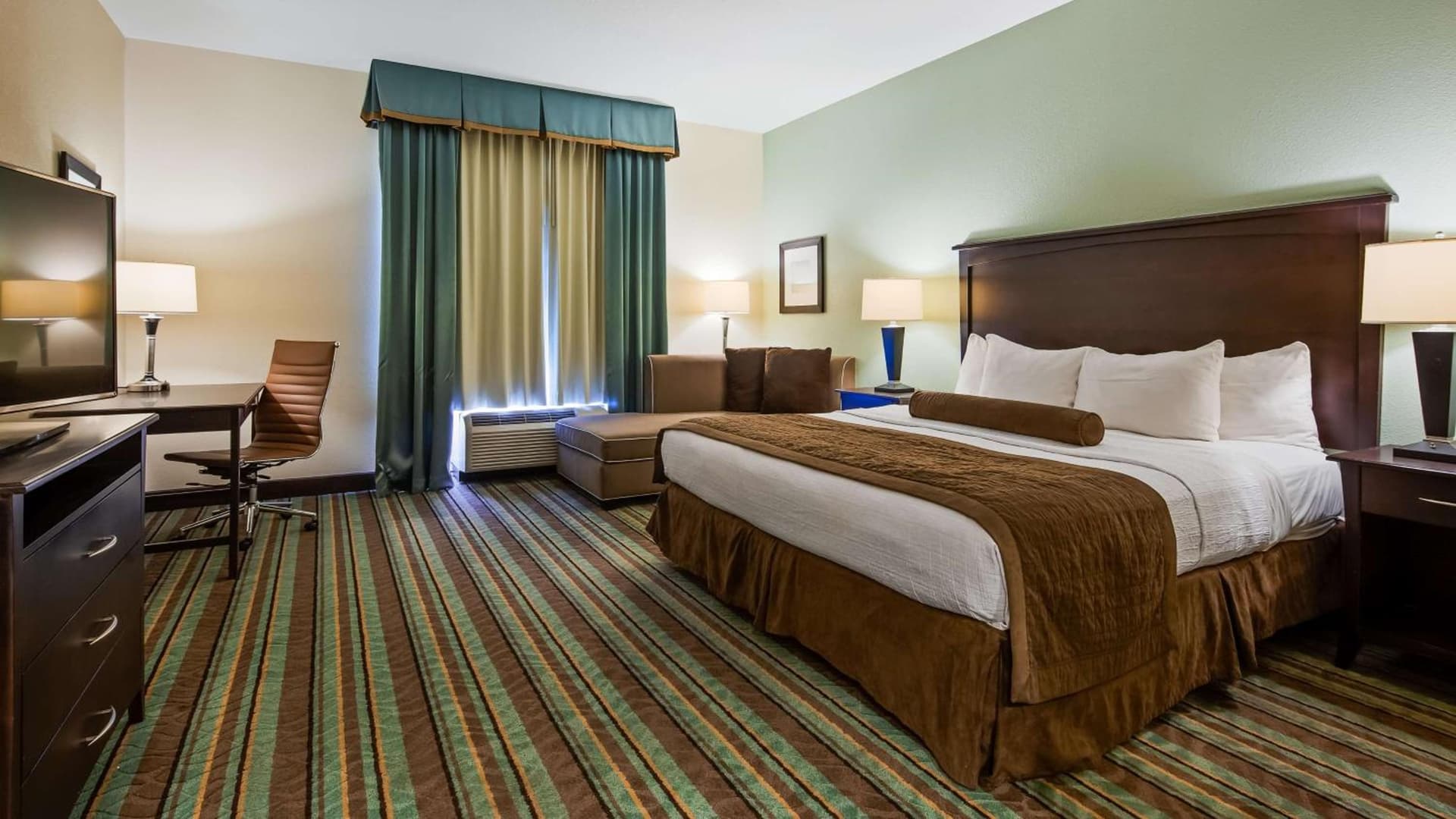 Best Western Plus Chain of Lakes Inn & Suites gallery photo in Leesburg, FL — image 26