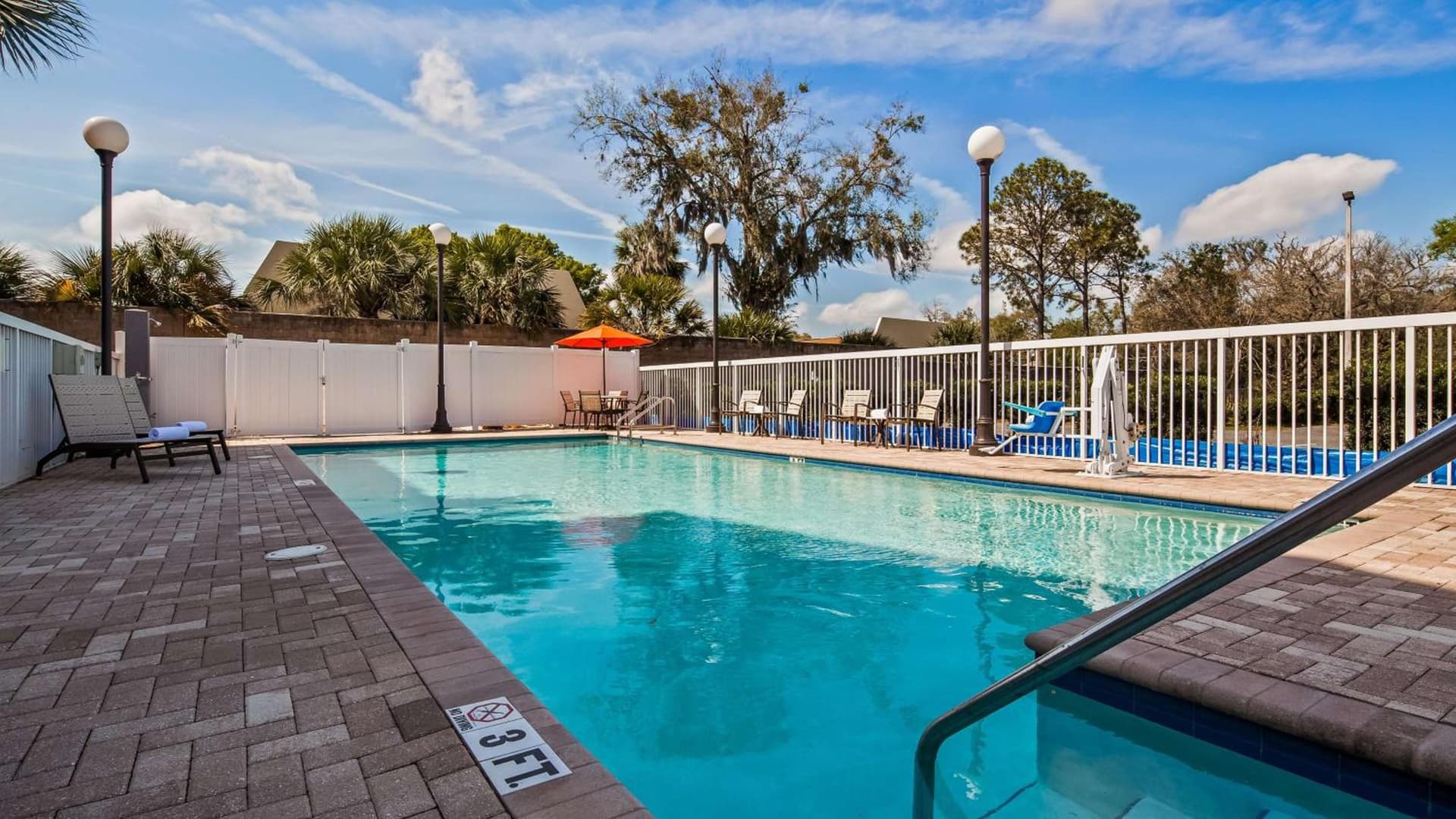 Best Western Plus Chain of Lakes Inn & Suites interior in Leesburg, FL — gallery photo 2