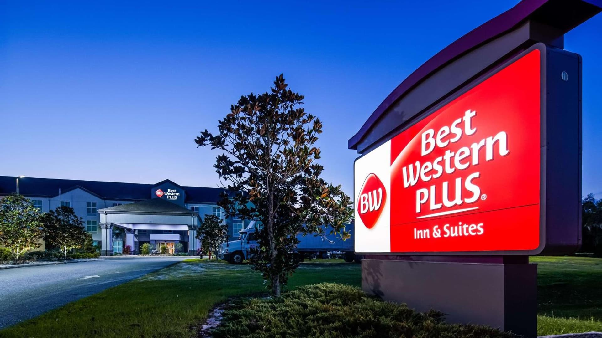 Best Western Plus Chain of Lakes Inn & Suites property views in Leesburg, FL — gallery photo 3