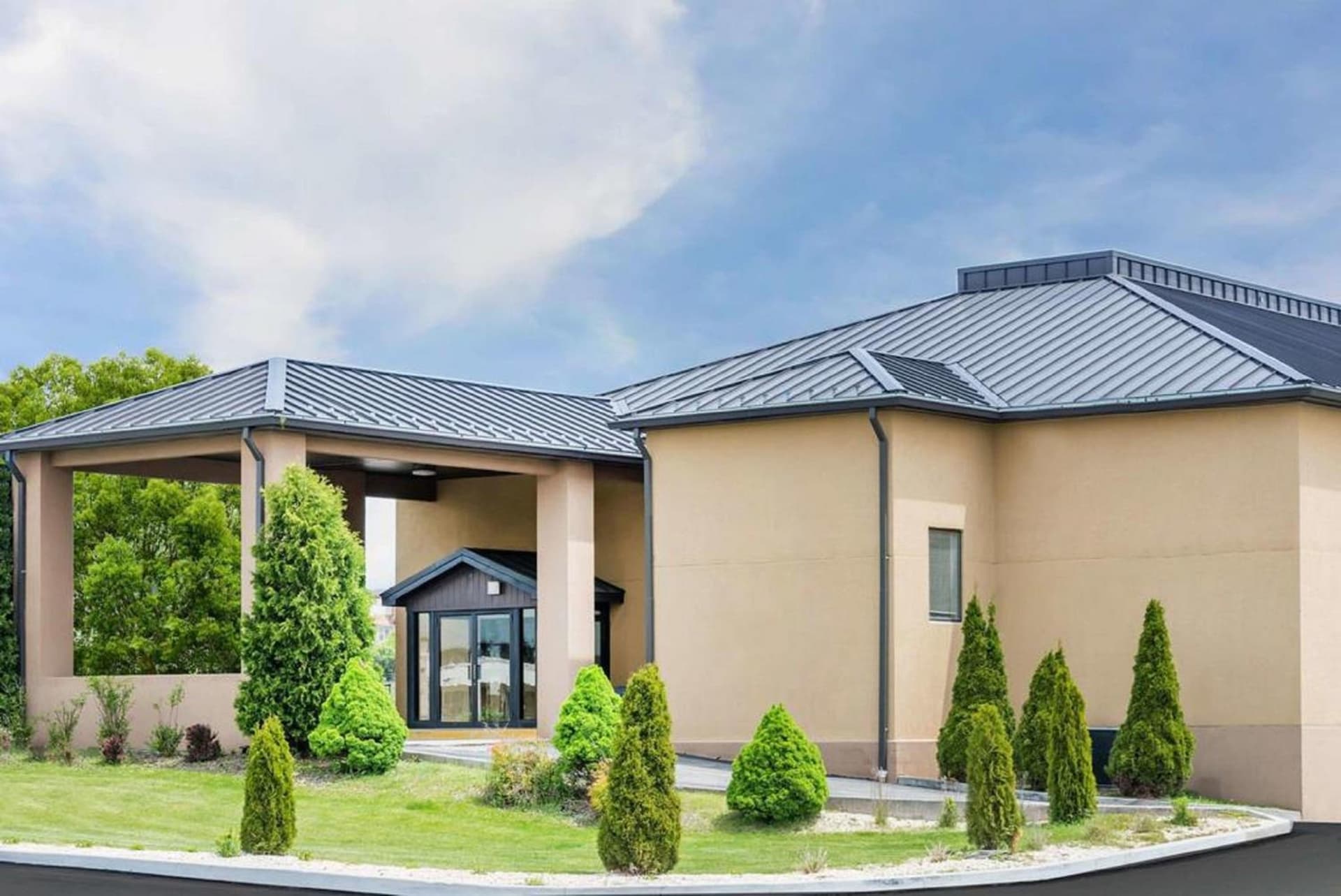 Wingate by Wyndham Somerset interior in Somerset, PA — gallery photo 2