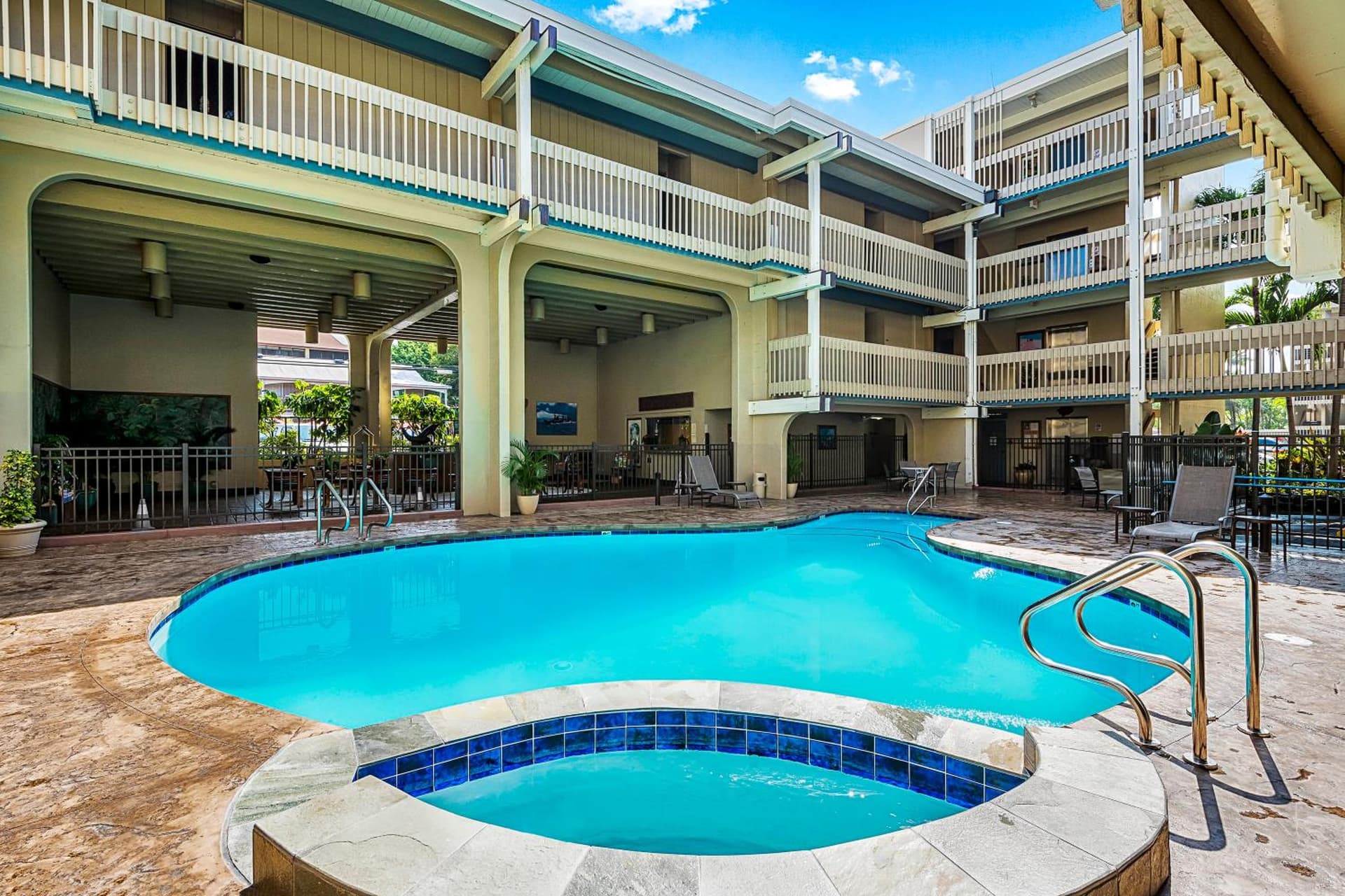 Oceanfront Luxury Condo property views in Kailua-Kona — gallery photo 3