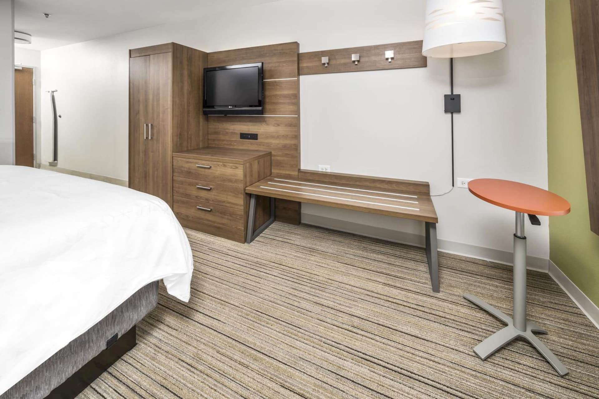 Holiday Inn Express Chicago Northwest-Vernon Hills by IHG interior in Vernon Hills, IL — gallery photo 2