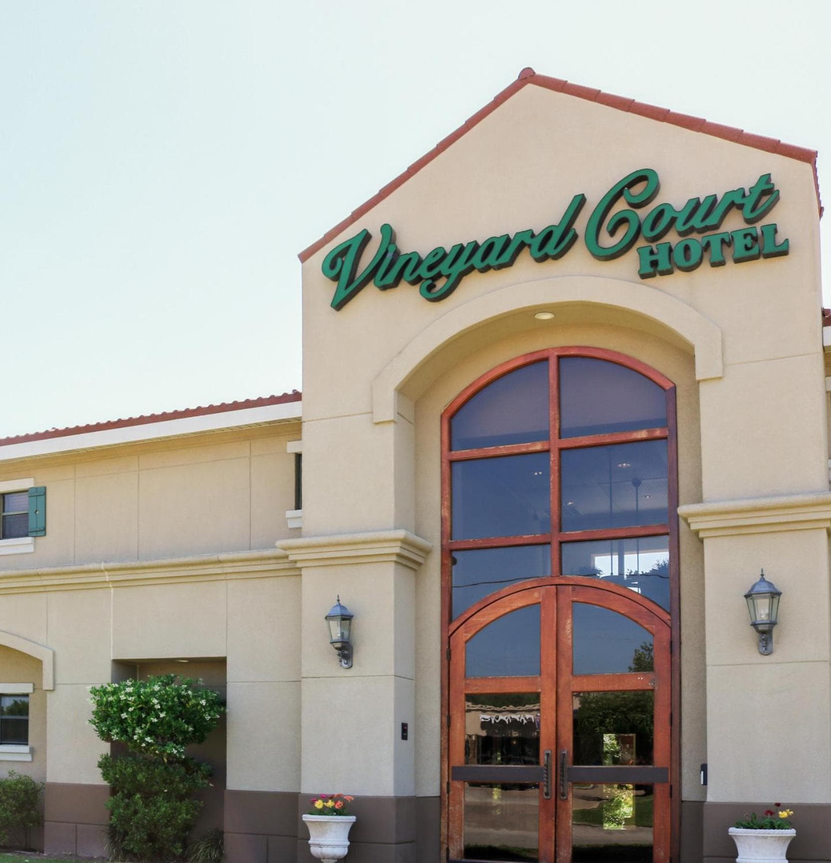 Vineyard Court Designer Suites Hotel gallery photo in College Station, TX — image 19