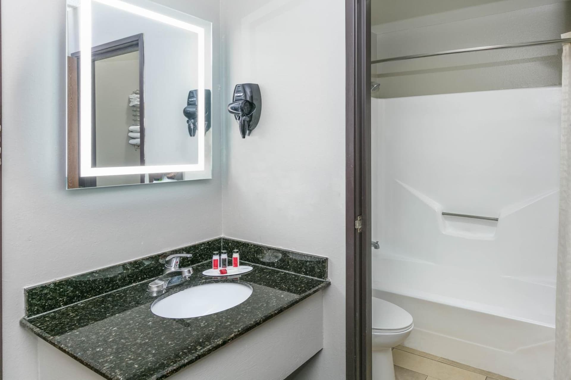 Howard Johnson by Wyndham Near Schlitterbahn gallery photo in New Braunfels, TX — image 35