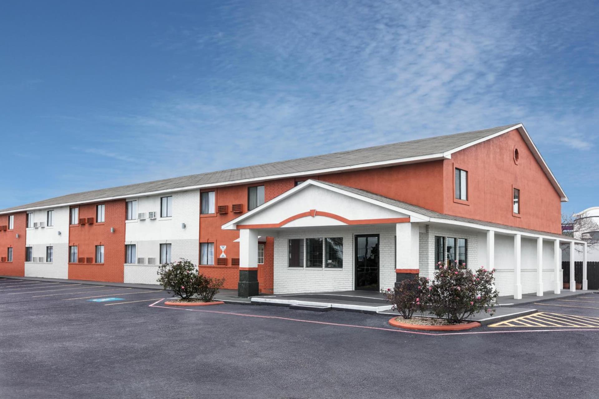 Howard Johnson by Wyndham Near Schlitterbahn gallery photo in New Braunfels, TX — image 17