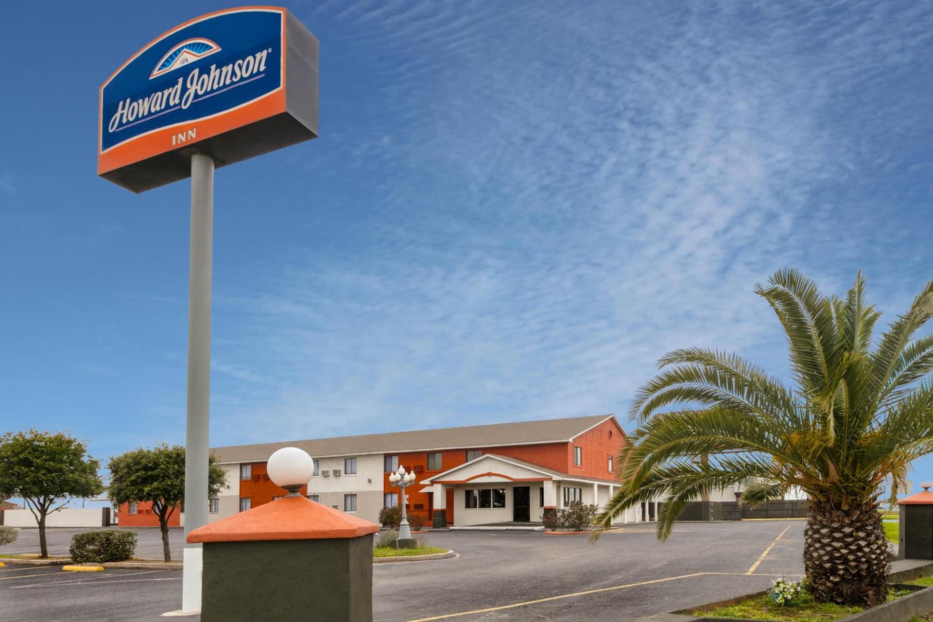 Howard Johnson by Wyndham Near Schlitterbahn featured exterior or lobby in New Braunfels, TX — similar hotel