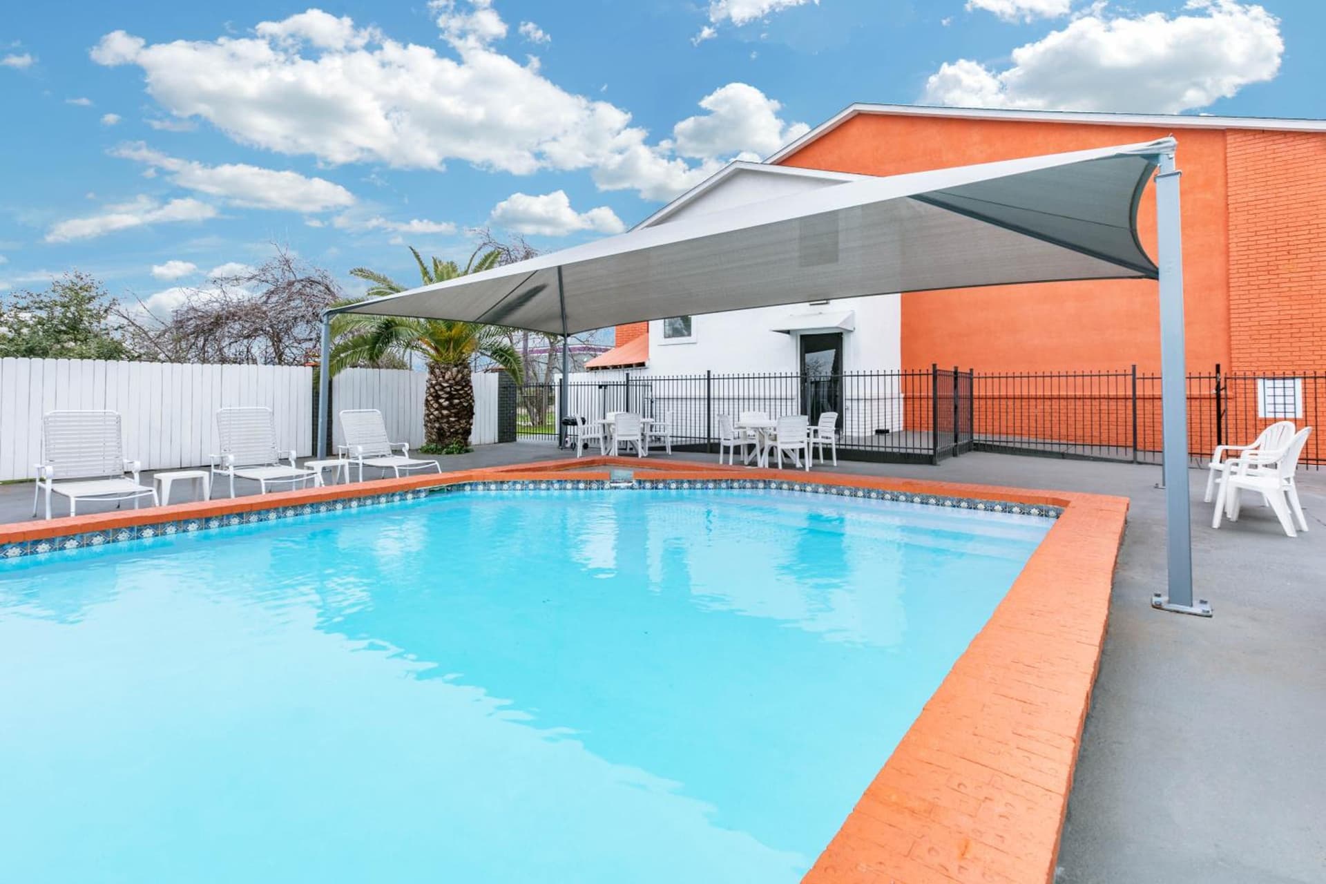 Howard Johnson by Wyndham Near Schlitterbahn property views in New Braunfels, TX — gallery photo 3