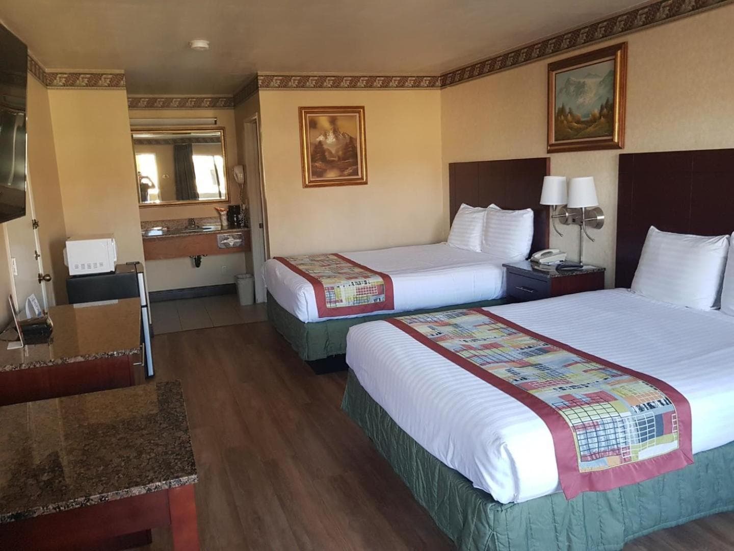 Travelodge by Wyndham Costa Mesa Newport Beach Hacienda gallery photo in Costa Mesa, CA — image 13