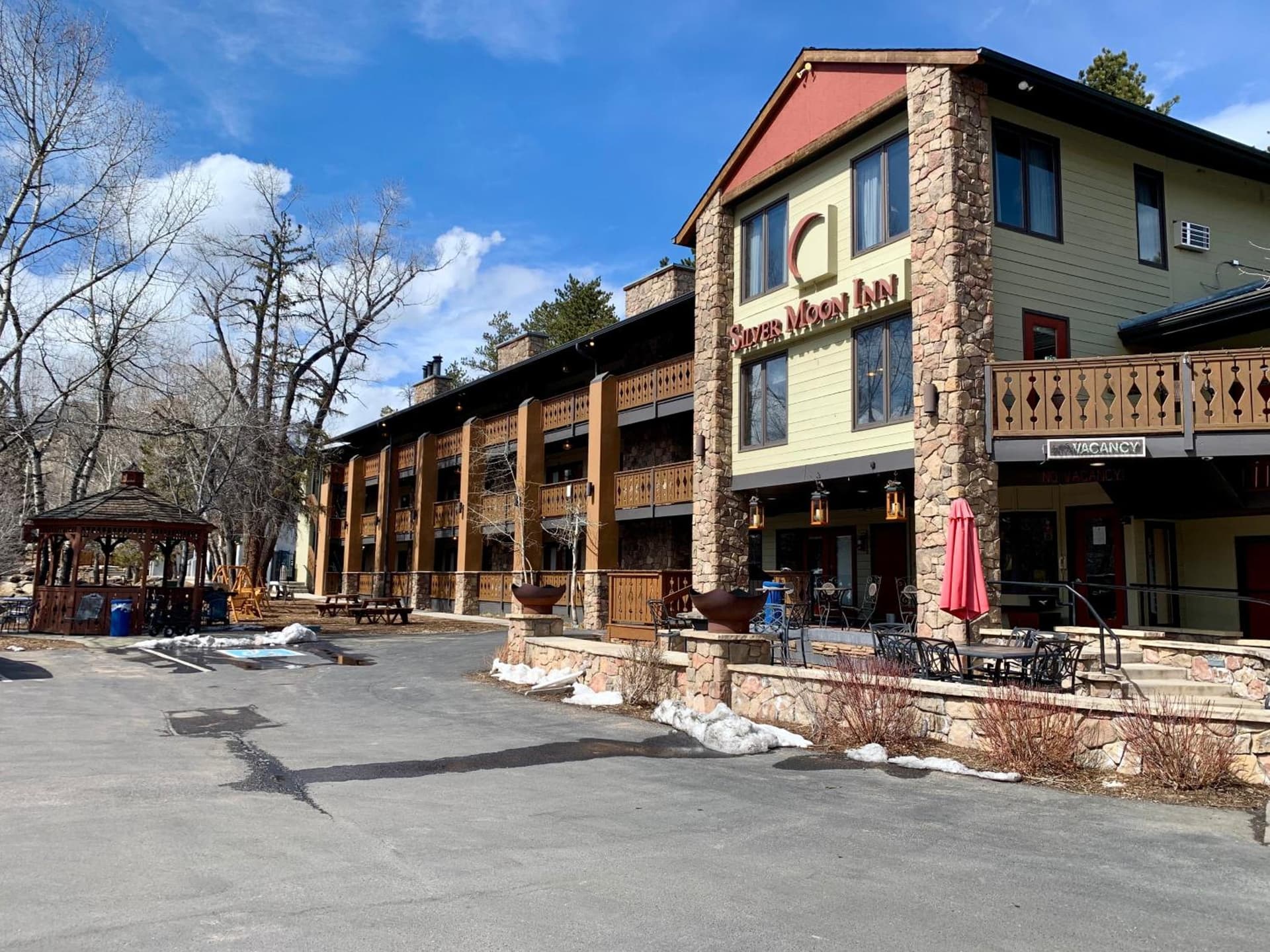 Silver Moon Inn interior in Estes Park, CO — gallery photo 2