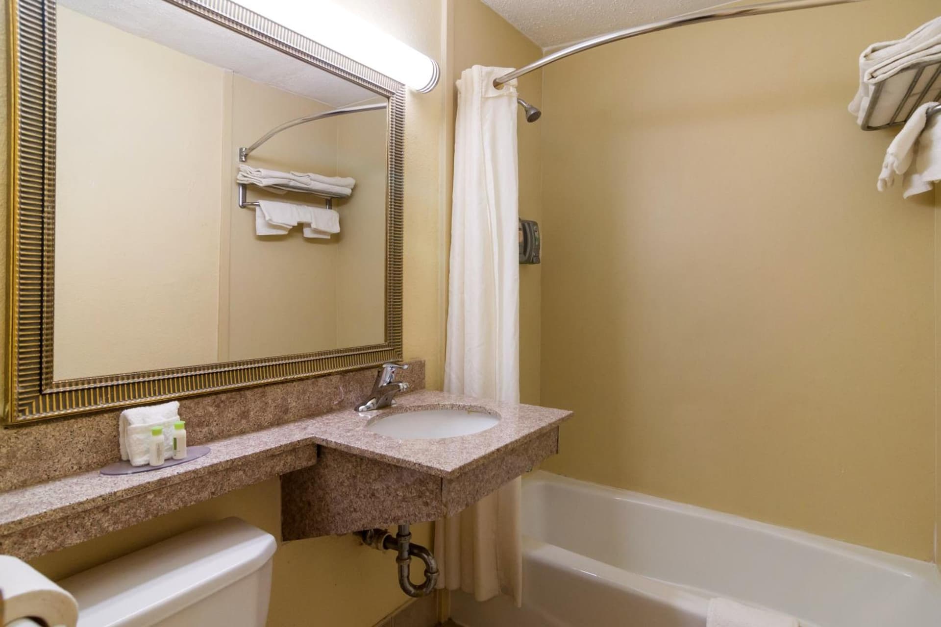 Red Carpet Inn Newark - Irvington NJ property views in Irvington, NY — gallery photo 3