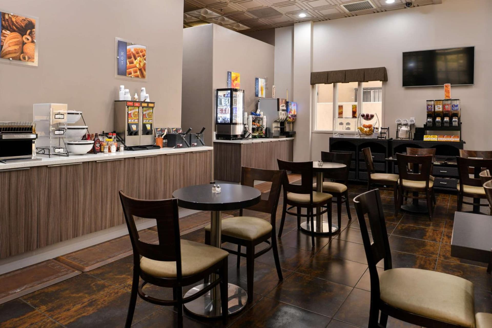 Best Western Plus Suites Hotel - LAX Airport LA Stadium gallery photo in Inglewood, CA — image 10