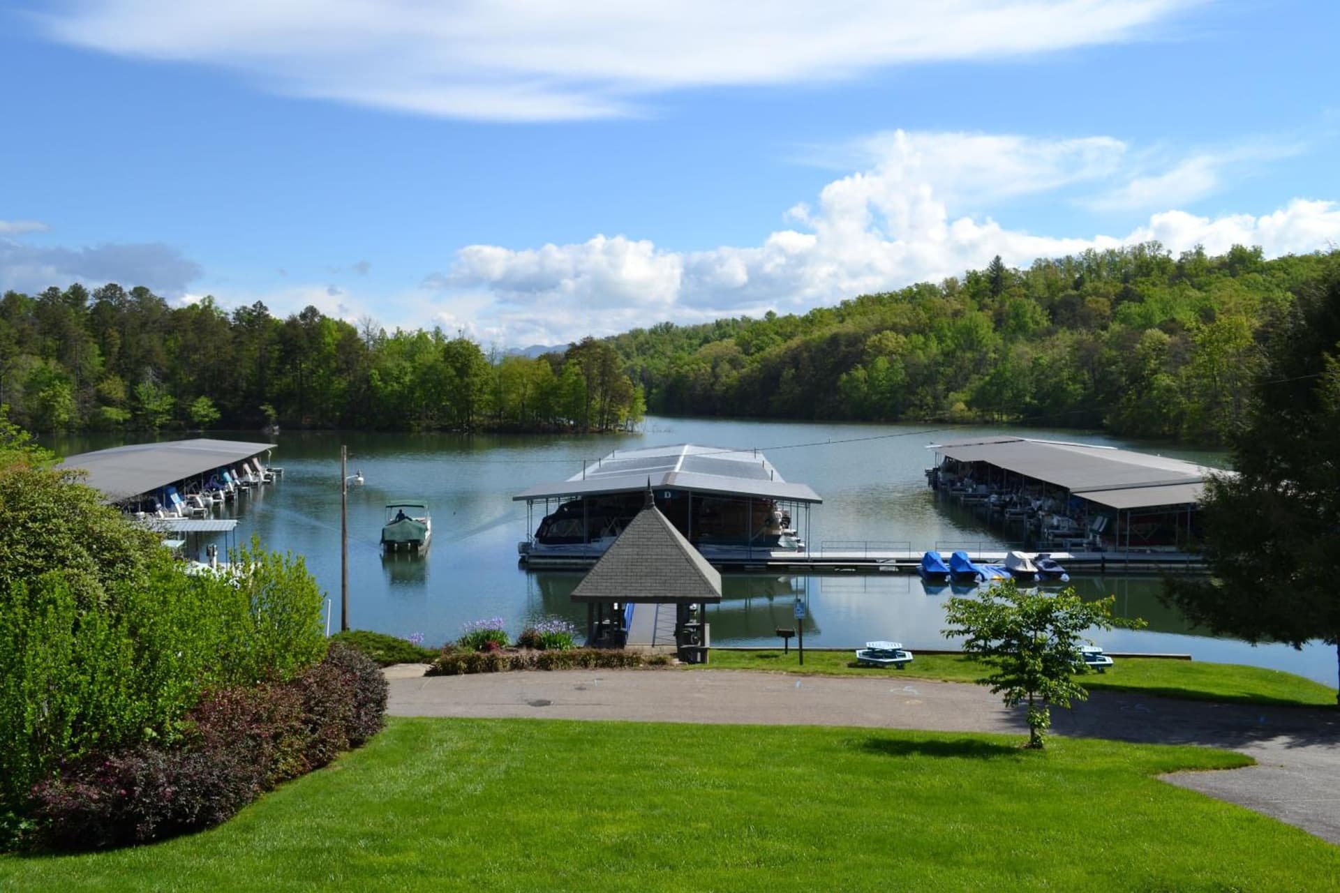 Boundary Waters Resort & Marina interior in Hiawassee, GA — gallery photo 2