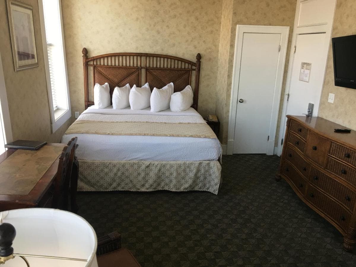 The Island House Hotel gallery photo in Port Clinton, OH — image 11