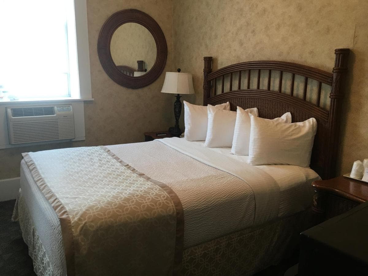 The Island House Hotel gallery photo in Port Clinton, OH — image 10