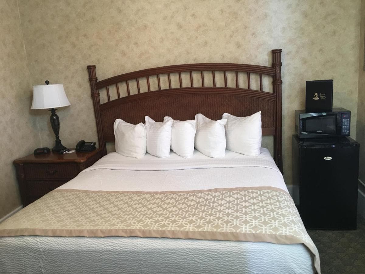 The Island House Hotel gallery photo in Port Clinton, OH — image 13