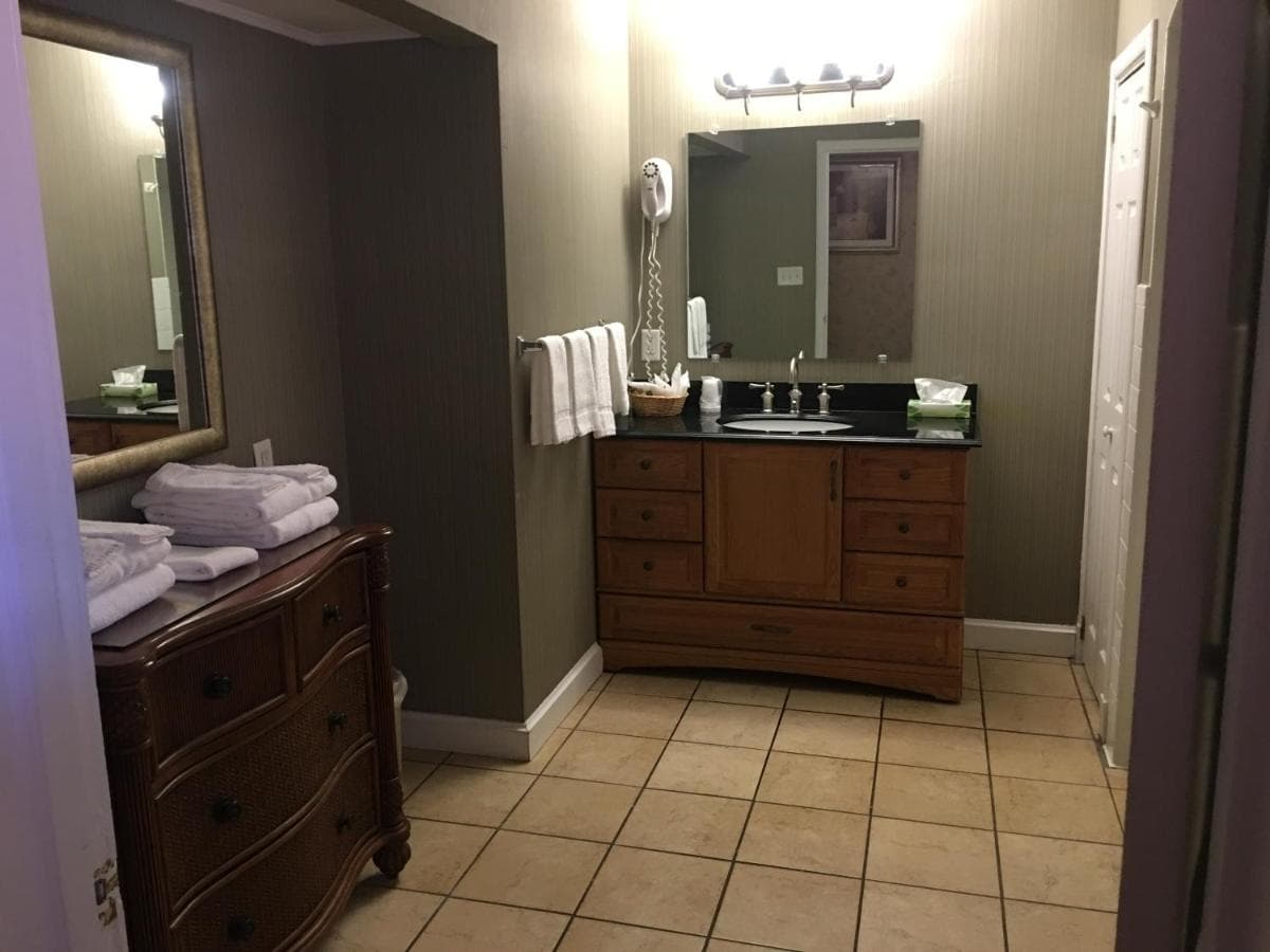 The Island House Hotel gallery photo in Port Clinton, OH — image 24