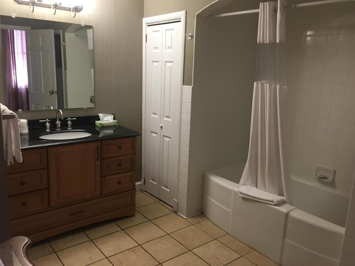 The Island House Hotel gallery photo in Port Clinton, OH — image 22