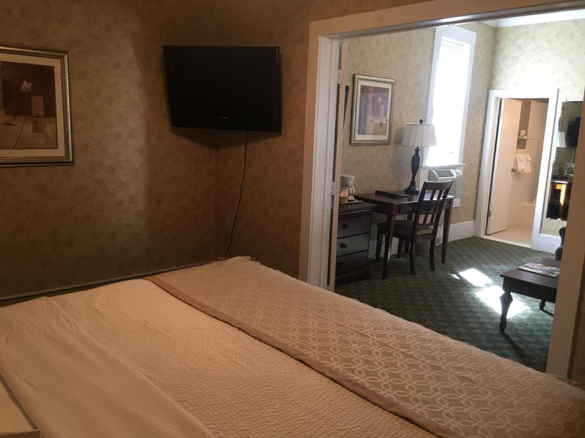 The Island House Hotel gallery photo in Port Clinton, OH — image 14