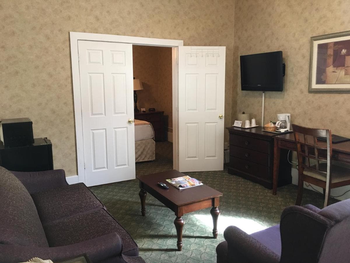The Island House Hotel gallery photo in Port Clinton, OH — image 17