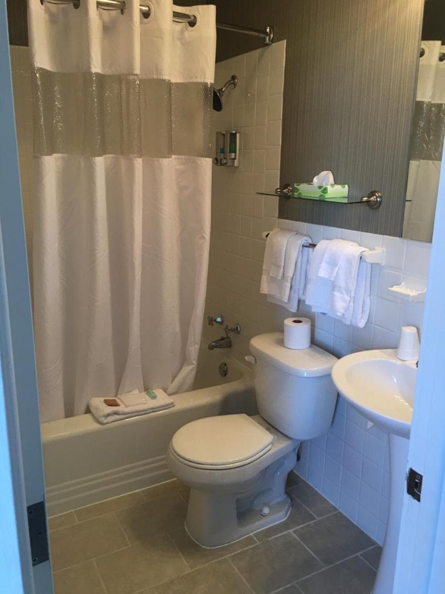 The Island House Hotel gallery photo in Port Clinton, OH — image 25