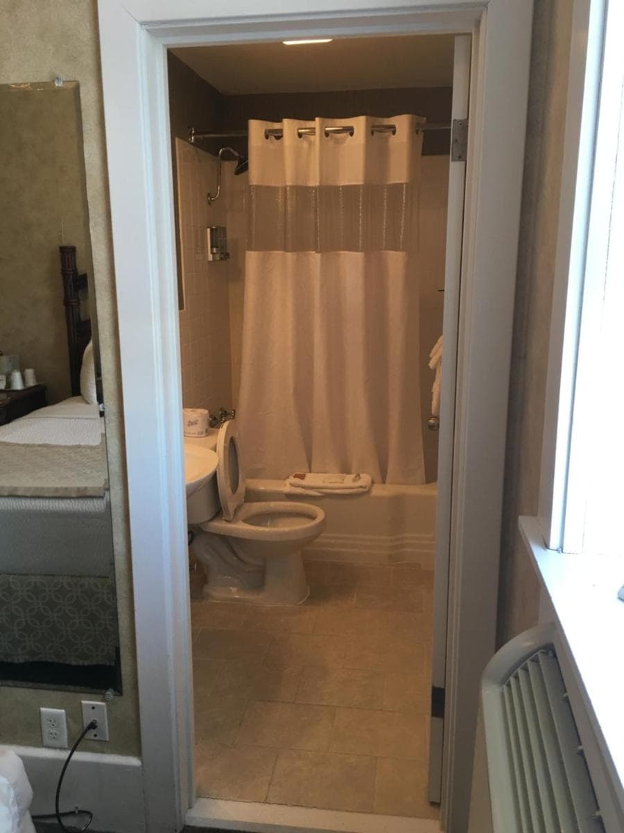 The Island House Hotel gallery photo in Port Clinton, OH — image 23