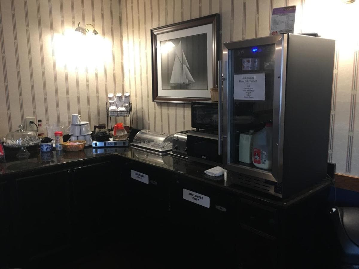 The Island House Hotel interior in Port Clinton, OH — gallery photo 2