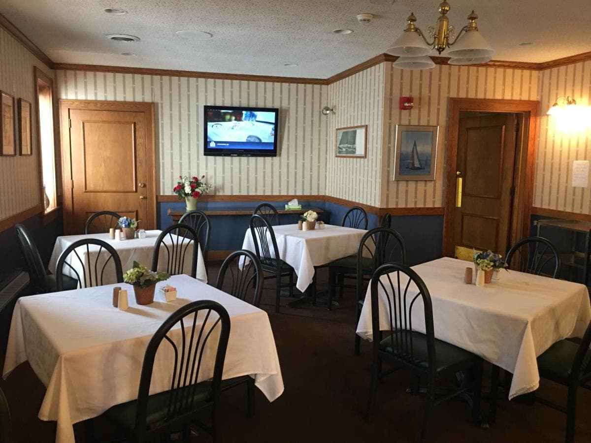 The Island House Hotel gallery photo in Port Clinton, OH — image 4