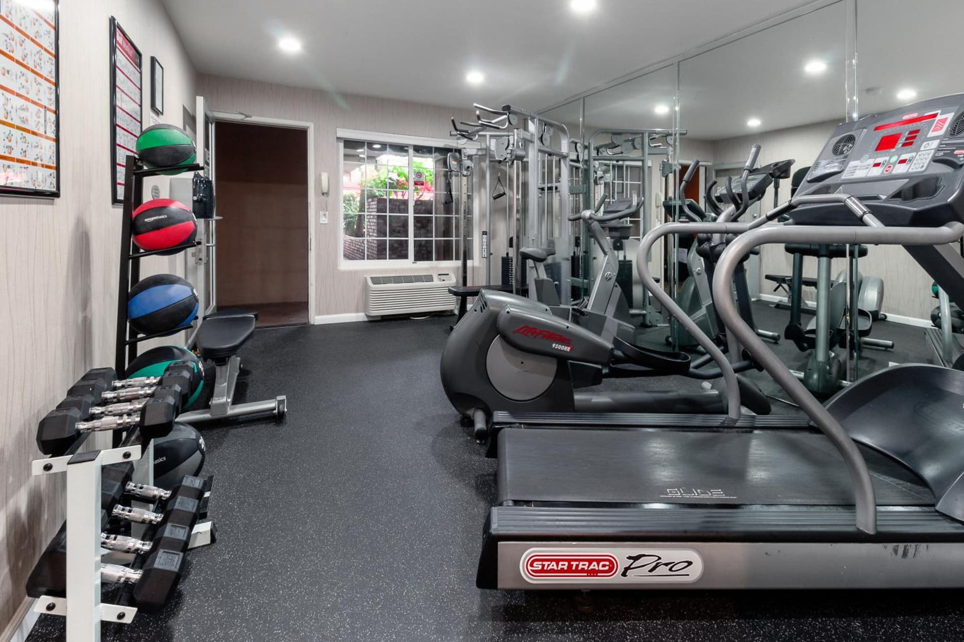 Ramada by Wyndham Costa Mesa/Newport Beach property views in Costa Mesa, CA — gallery photo 3