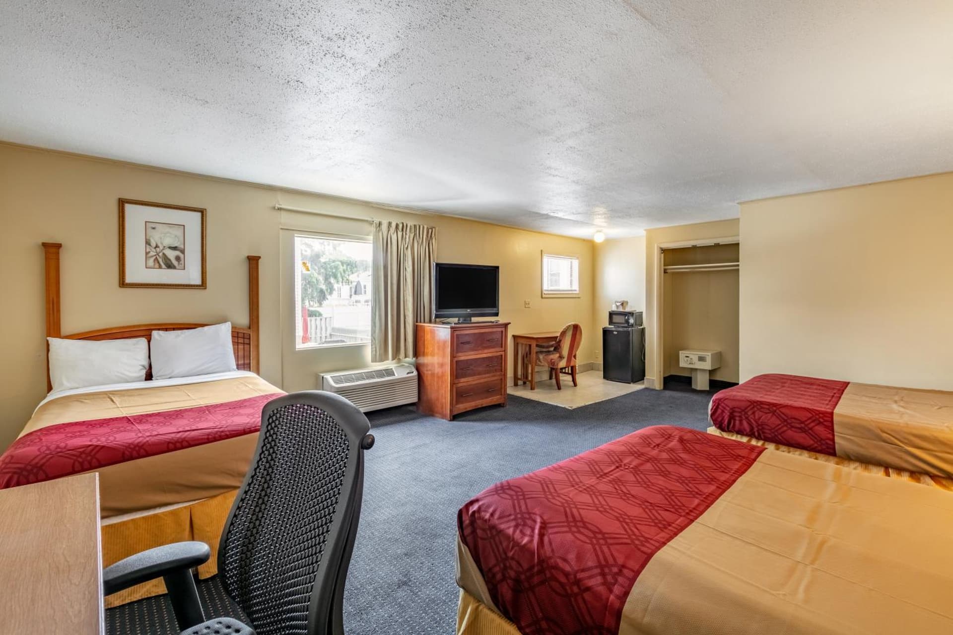 Red Carpet Inn - Stamford gallery photo in Stamford, CT — image 11