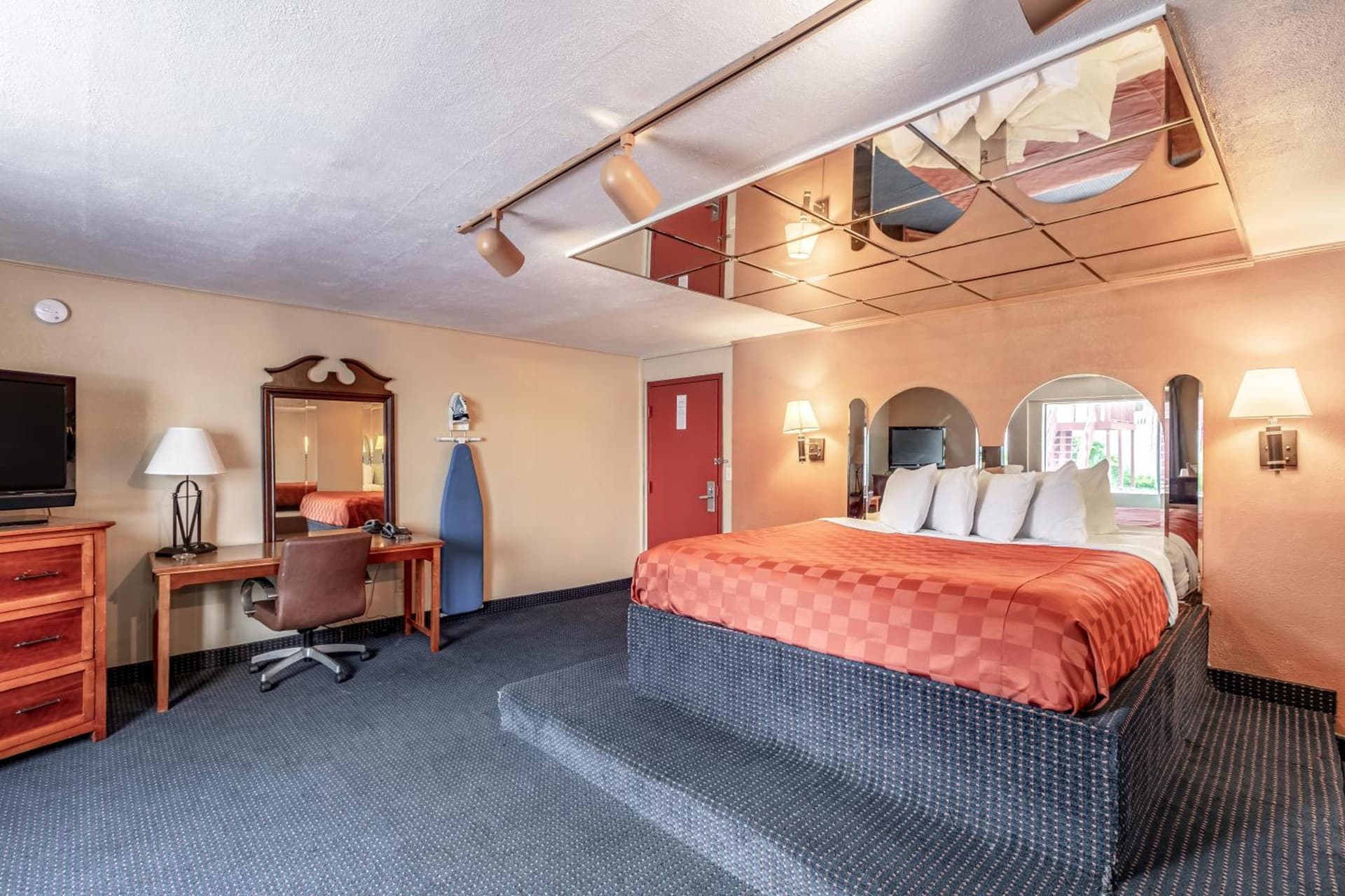 Red Carpet Inn - Stamford gallery photo in Stamford, CT — image 34