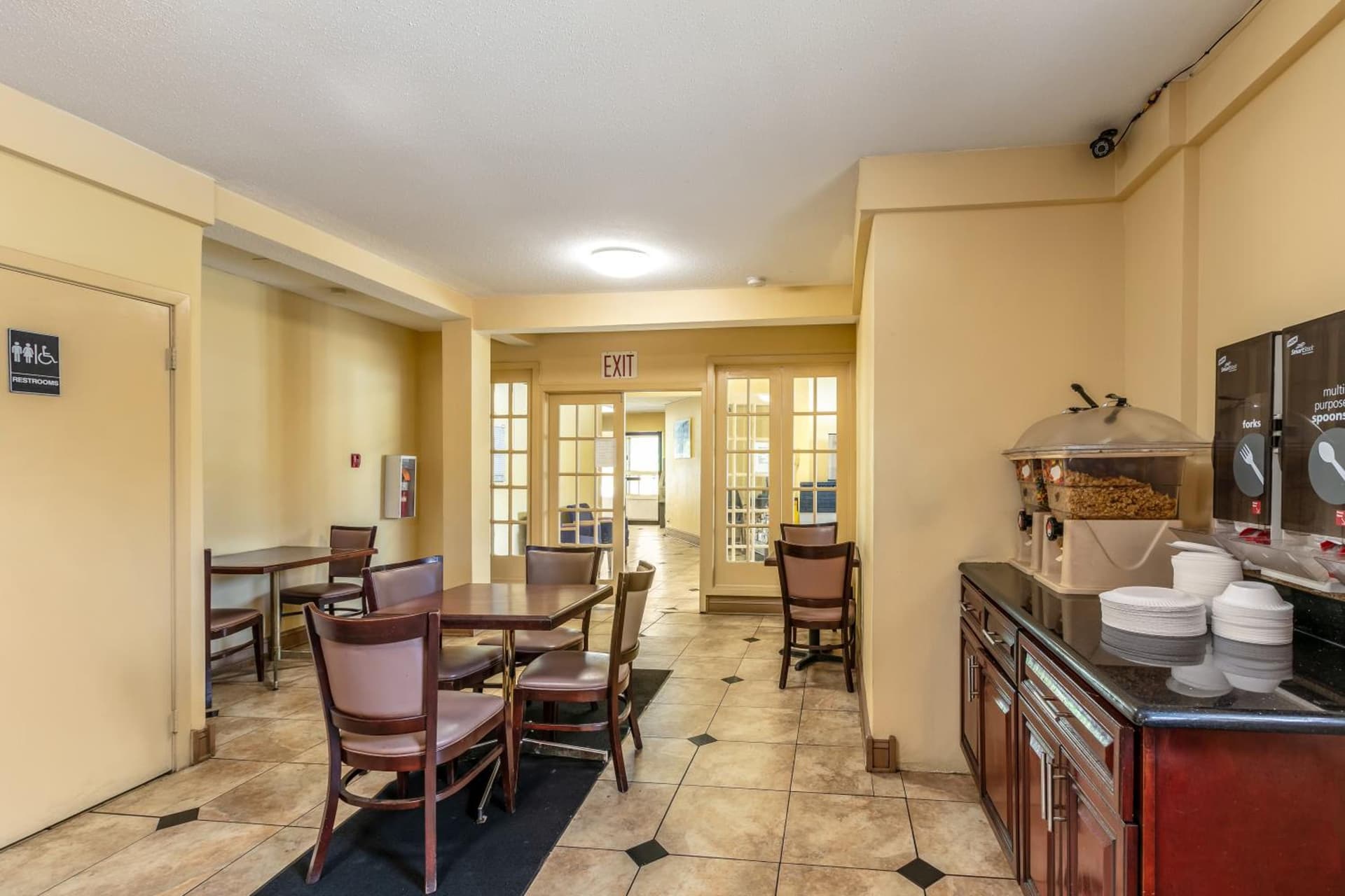 Red Carpet Inn - Stamford gallery photo in Stamford, CT — image 18