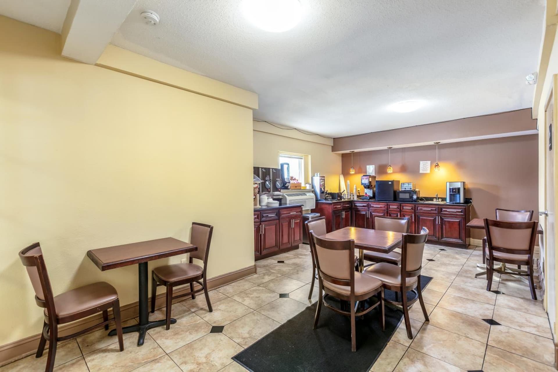 Red Carpet Inn - Stamford gallery photo in Stamford, CT — image 42