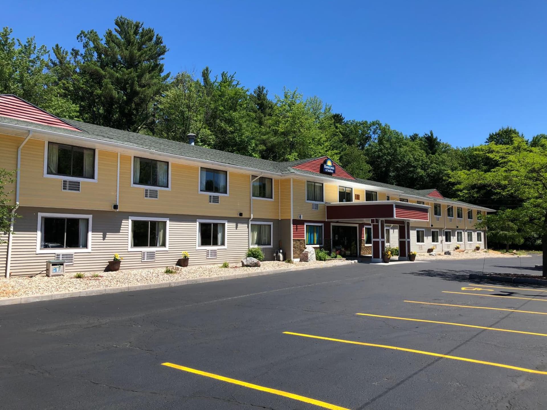 Days Inn & Suites by Wyndham Stevens Point interior in Stevens Point, WI — gallery photo 2