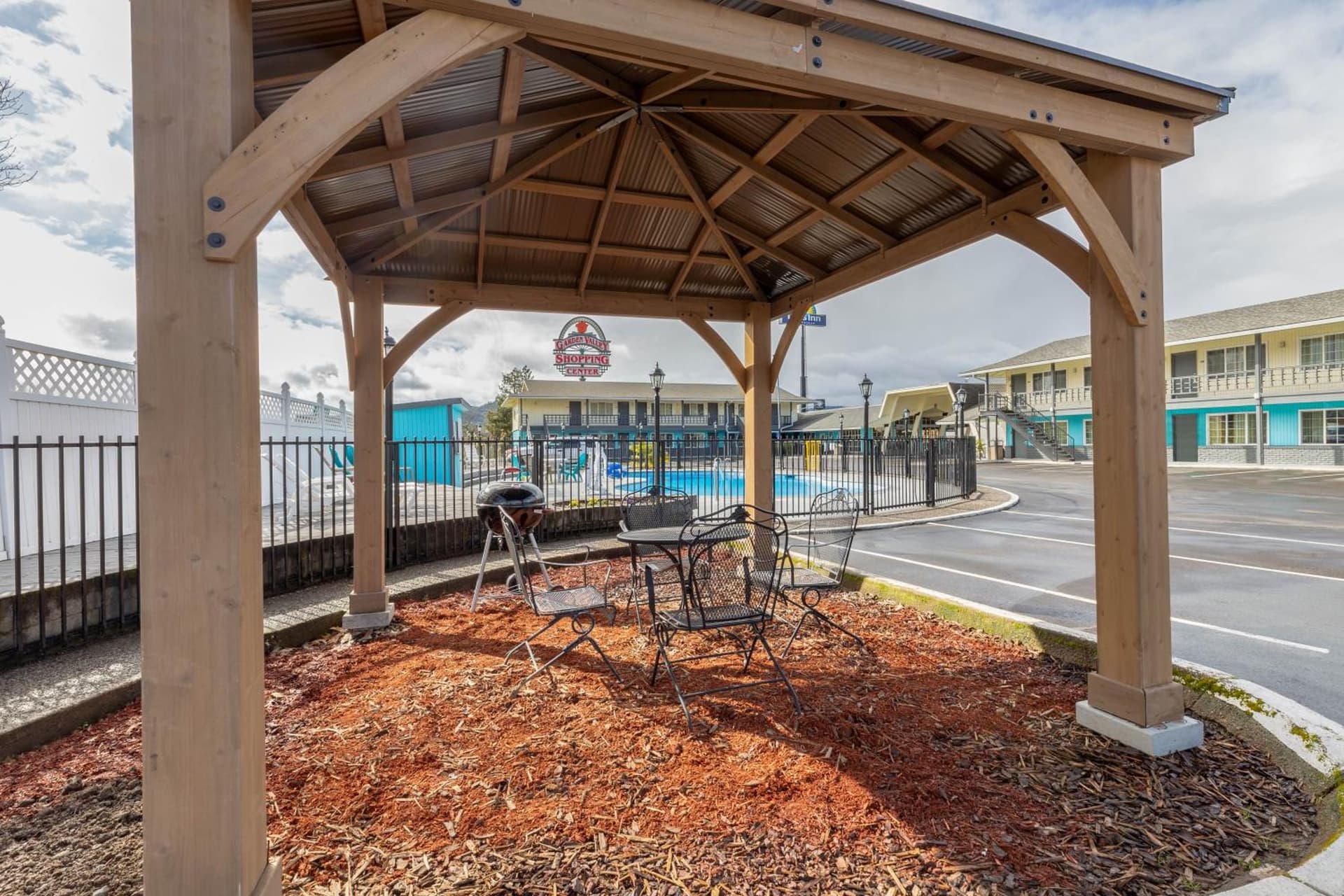 Rosewood Inn & Suites property views in Roseburg, OR — gallery photo 3