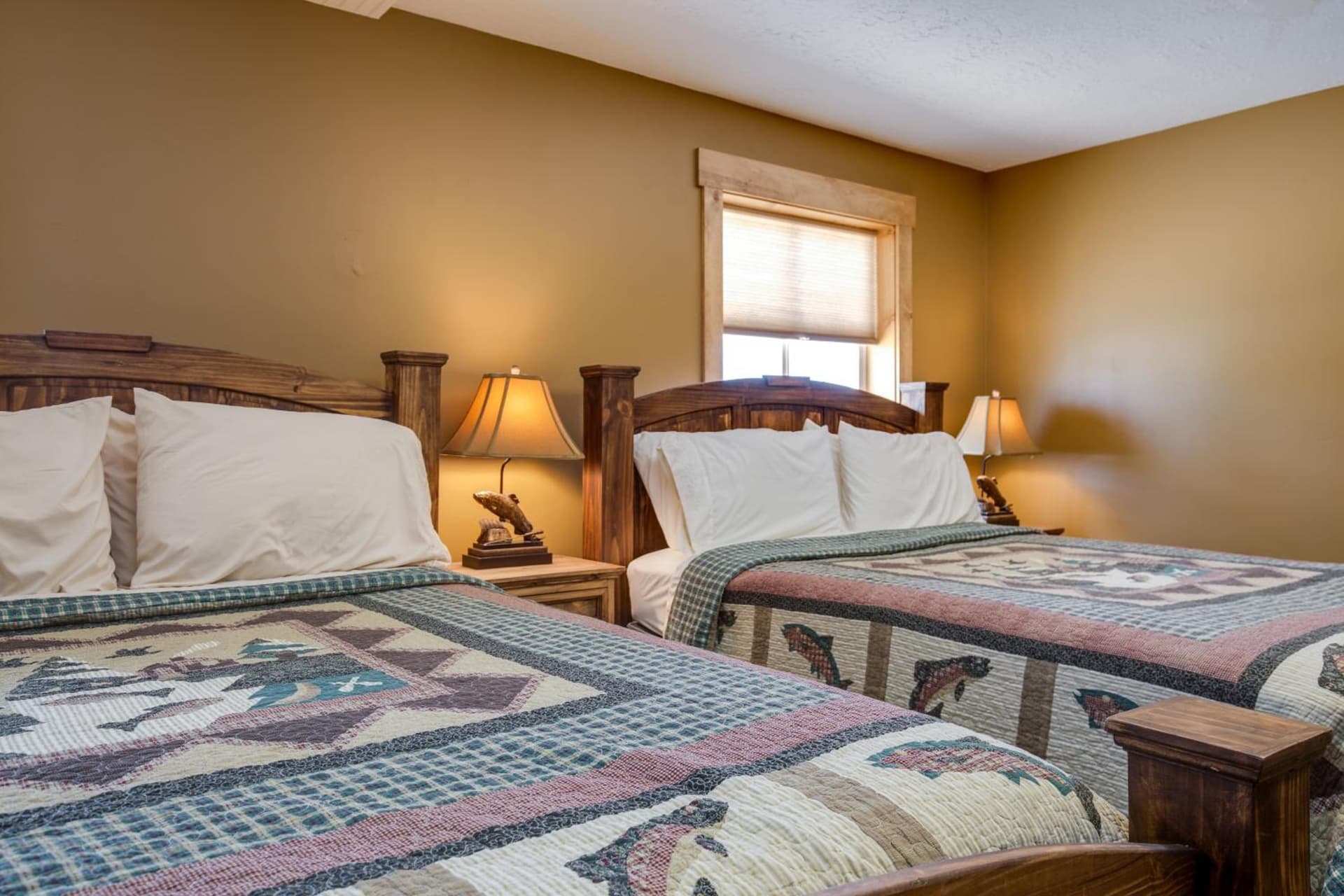Snake River Roadhouse by KABINO Air Conditioning WiFi Bar Below Pool Table Shuffleboard Yummy Food property views in Swan Valley, ID — gallery photo 3