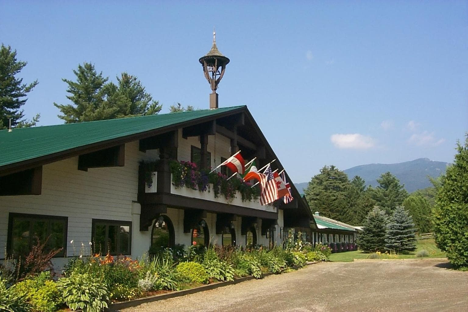 Northern Lights Lodge interior in Stowe — gallery photo 2
