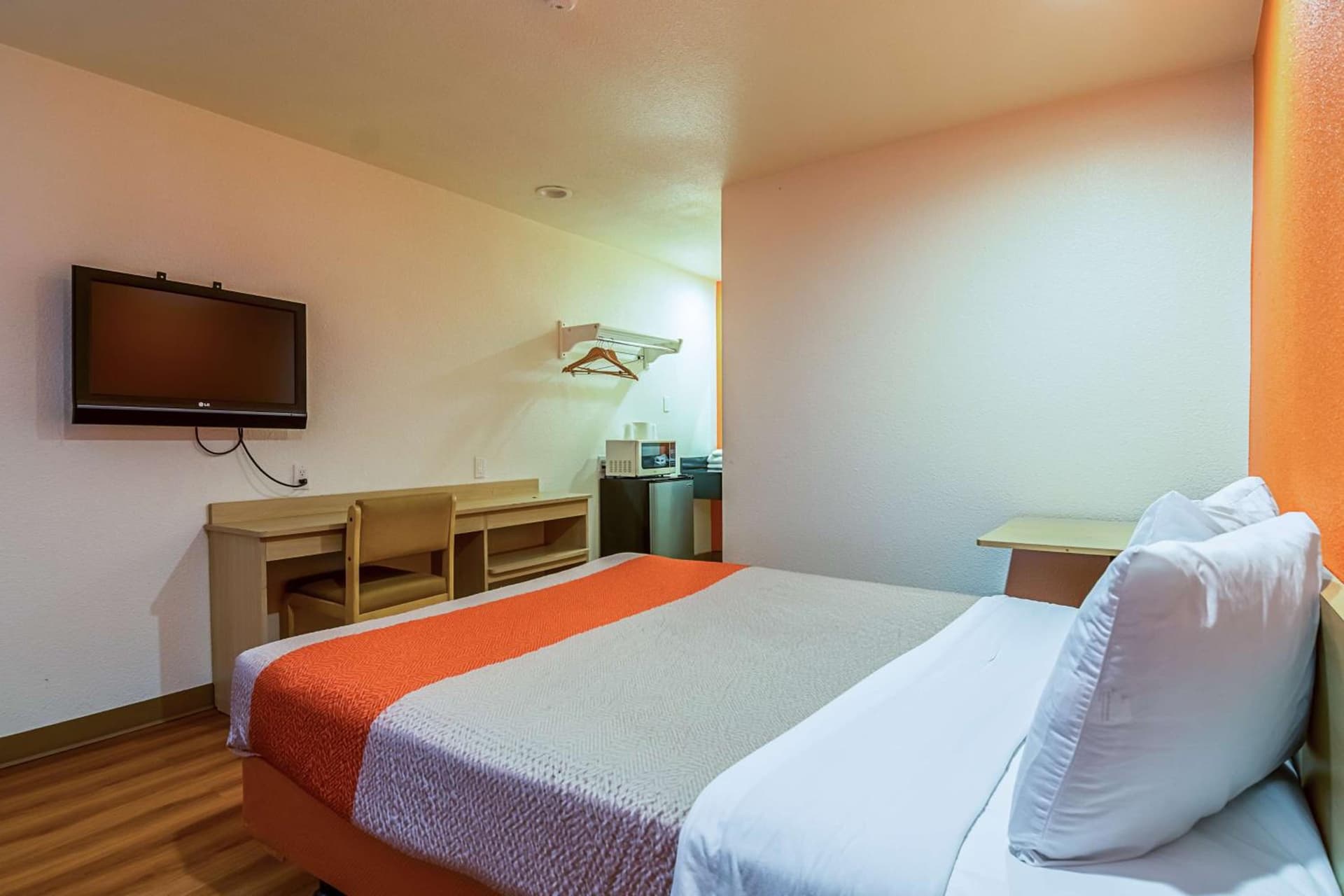Motel 6-Bakersfield, CA - Airport gallery photo in Bakersfield, CA — image 26