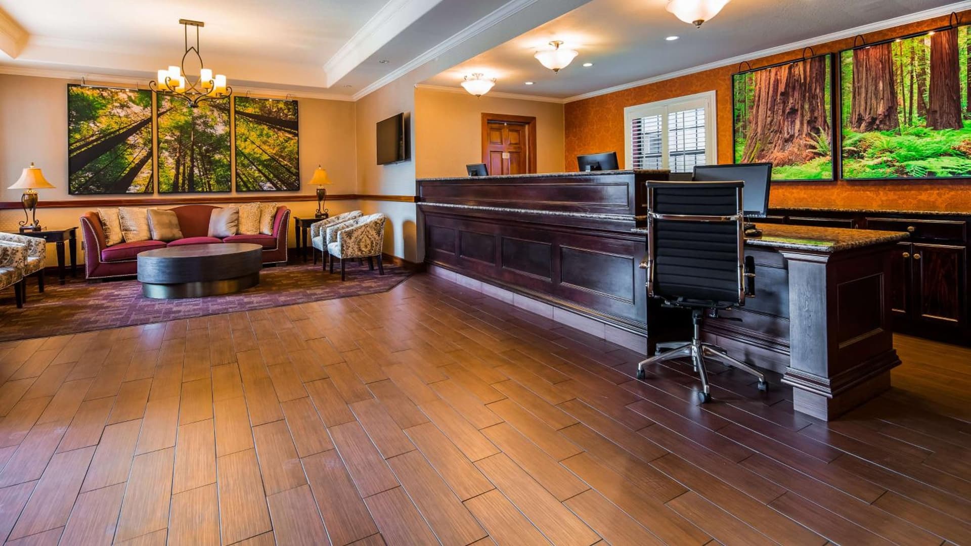 Best Western Plus Humboldt House Inn interior in Garberville, CA — gallery photo 2