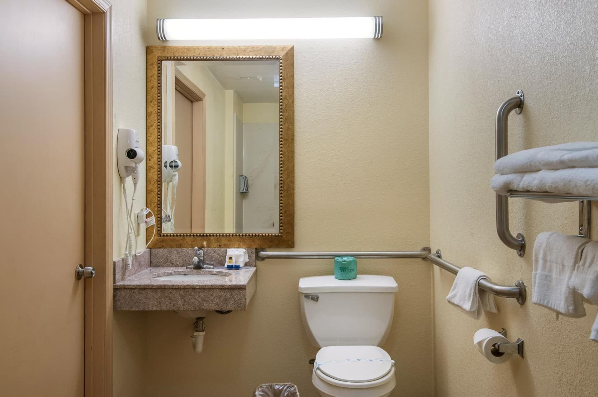 Red Carpet Inn Newark - Irvington NJ interior in Irvington, NY — gallery photo 2