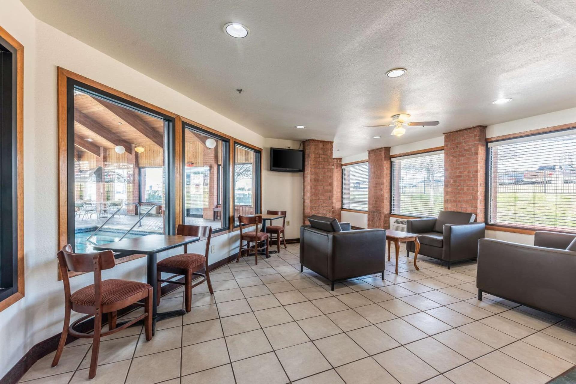 Econo Lodge Inn & Suites Mckinney - Plano North property views in McKinney, TX — gallery photo 3