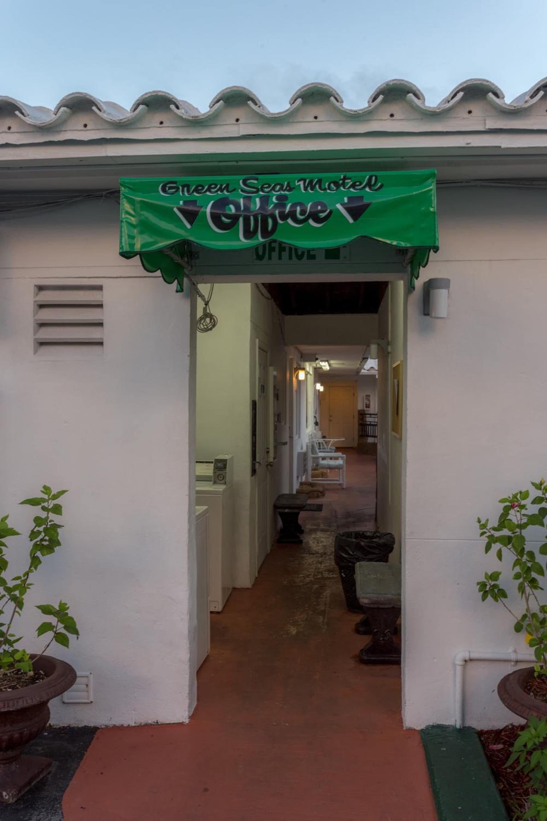 Green Seas Motel interior in Hollywood, FL — gallery photo 2