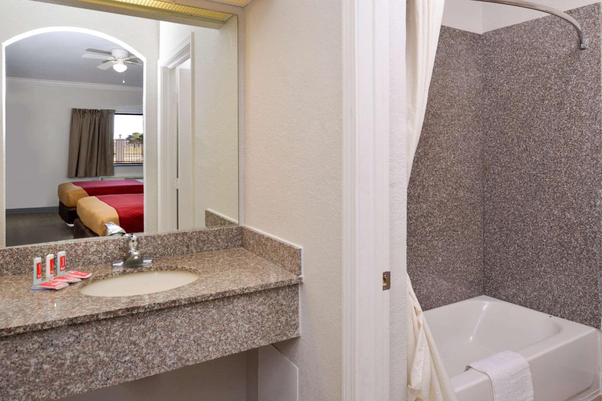 Econo Lodge Inn & Suites Port Arthur near Sabine Pass gallery photo in Port Arthur, TX — image 7