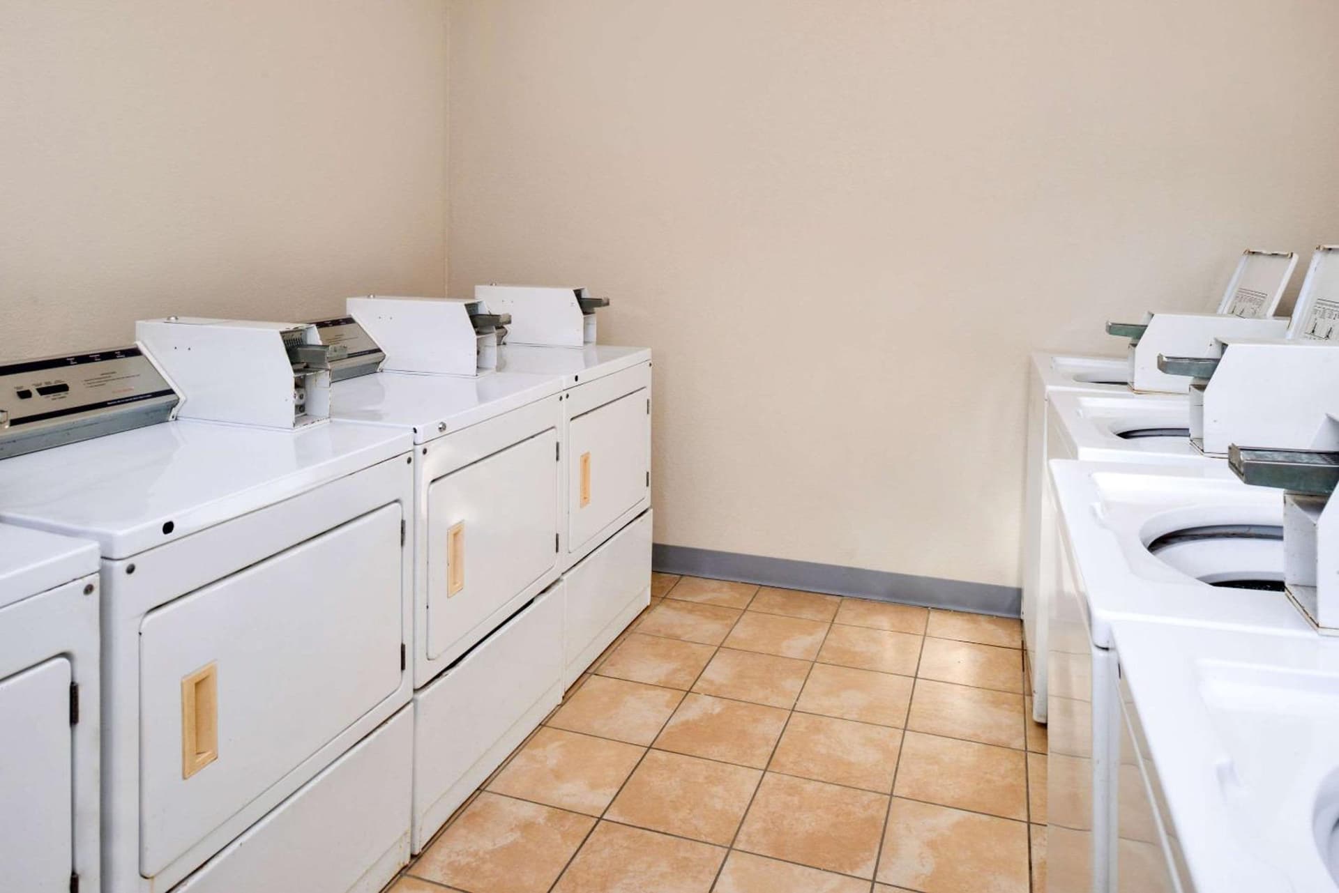 Econo Lodge Inn & Suites Port Arthur near Sabine Pass gallery photo in Port Arthur, TX — image 11