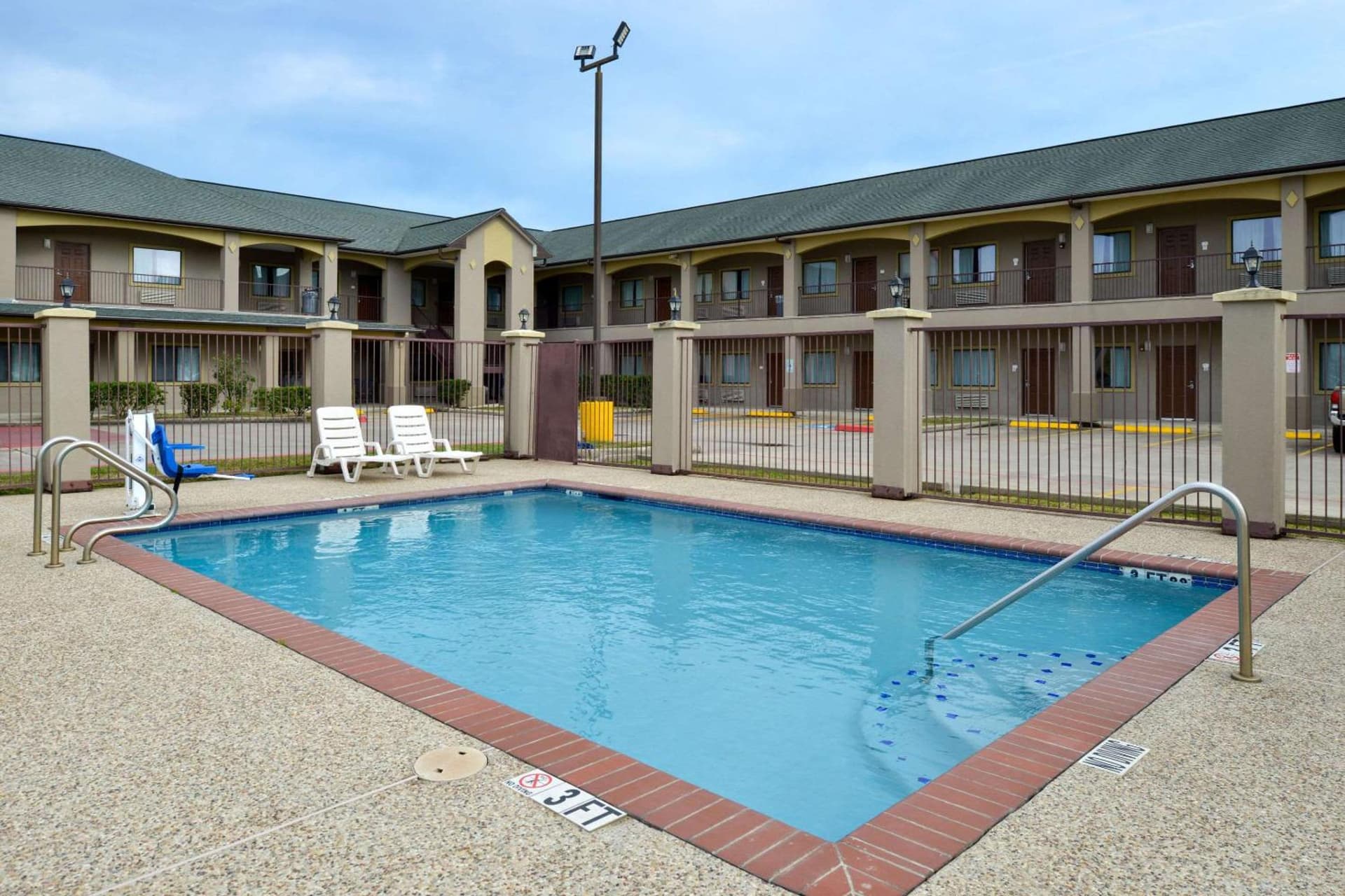 Econo Lodge Inn & Suites Port Arthur near Sabine Pass gallery photo in Port Arthur, TX — image 28