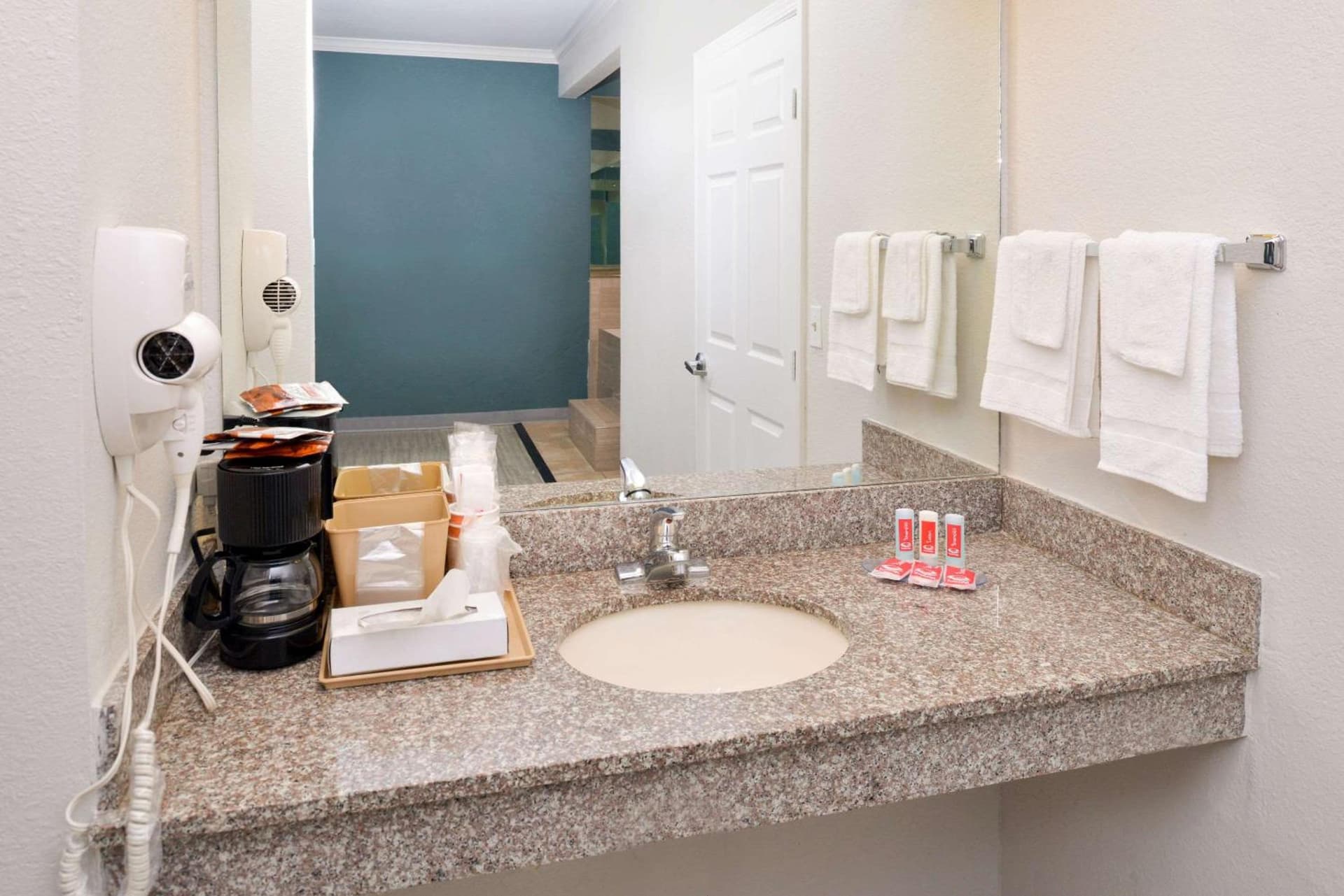 Econo Lodge Inn & Suites Port Arthur near Sabine Pass gallery photo in Port Arthur, TX — image 14
