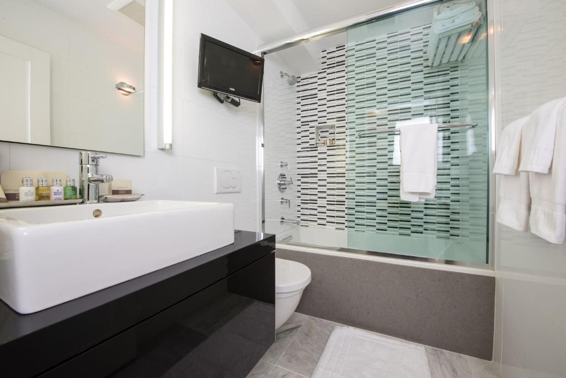 Camden Harbour Inn a member of Small Luxury Hotels interior in Camden — gallery photo 2