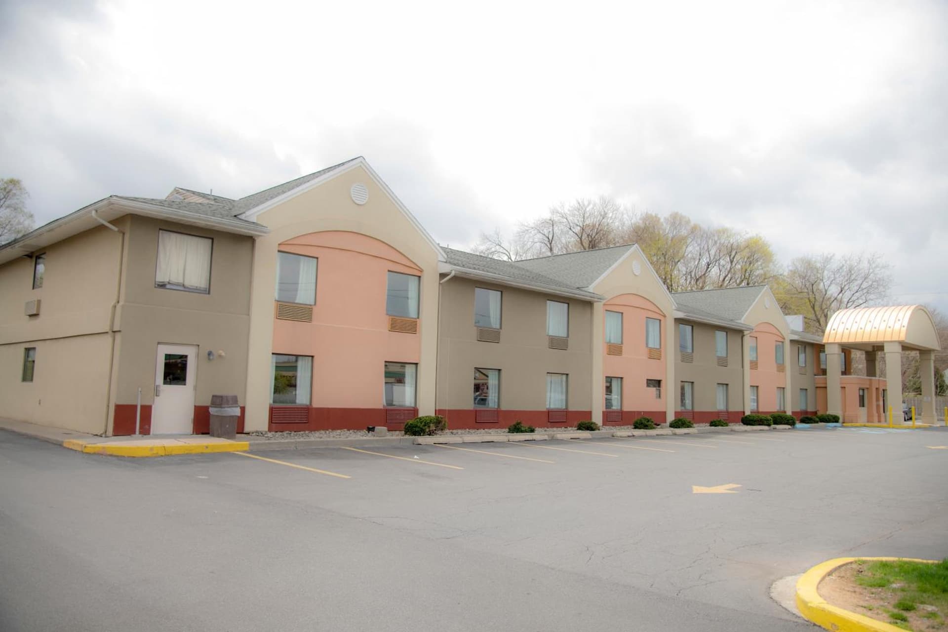 Howard Johnson by Wyndham Allentown/Dorney Hotel & Suites gallery photo in Allentown, PA — image 23