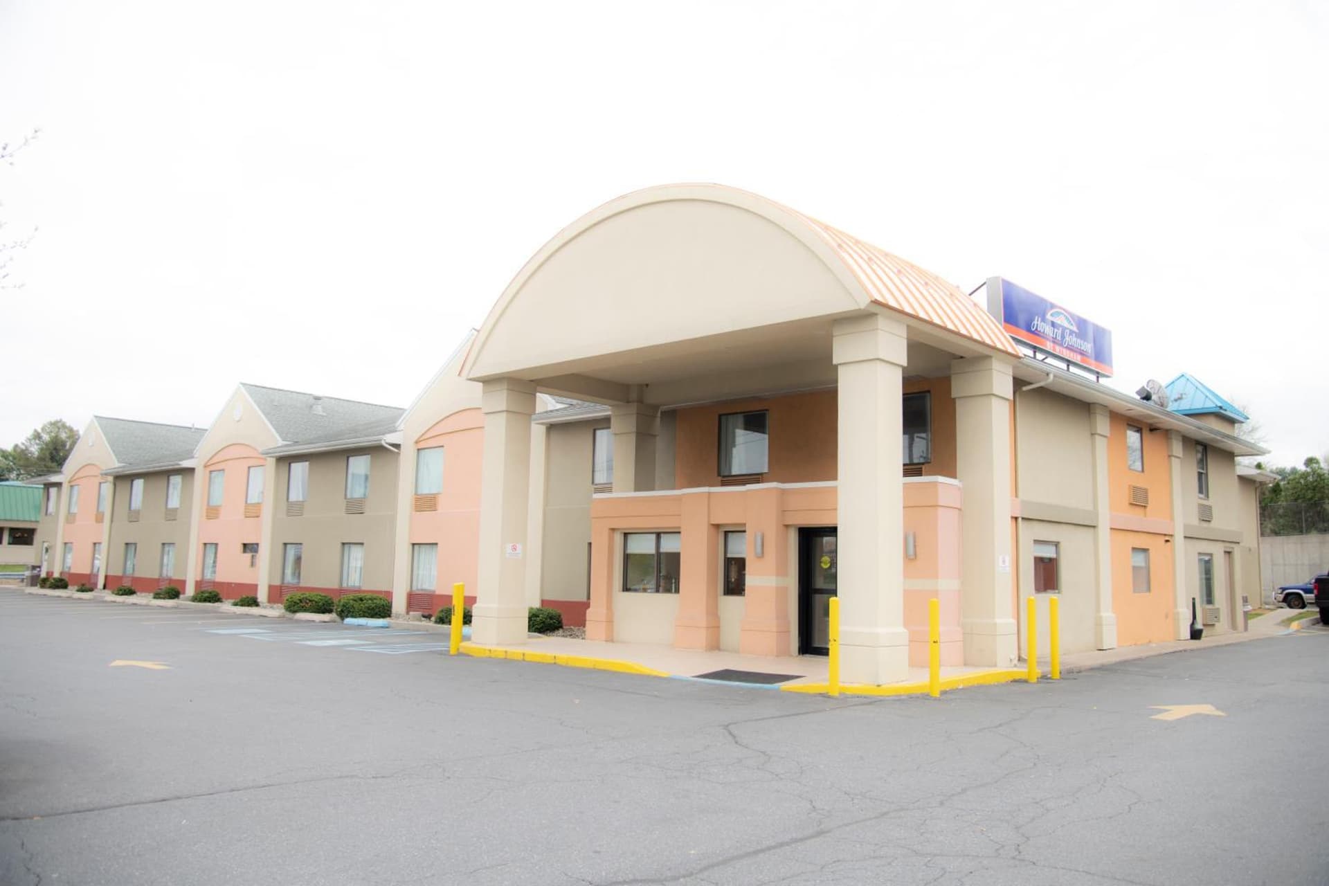 Howard Johnson by Wyndham Allentown/Dorney Hotel & Suites gallery photo in Allentown, PA — image 12