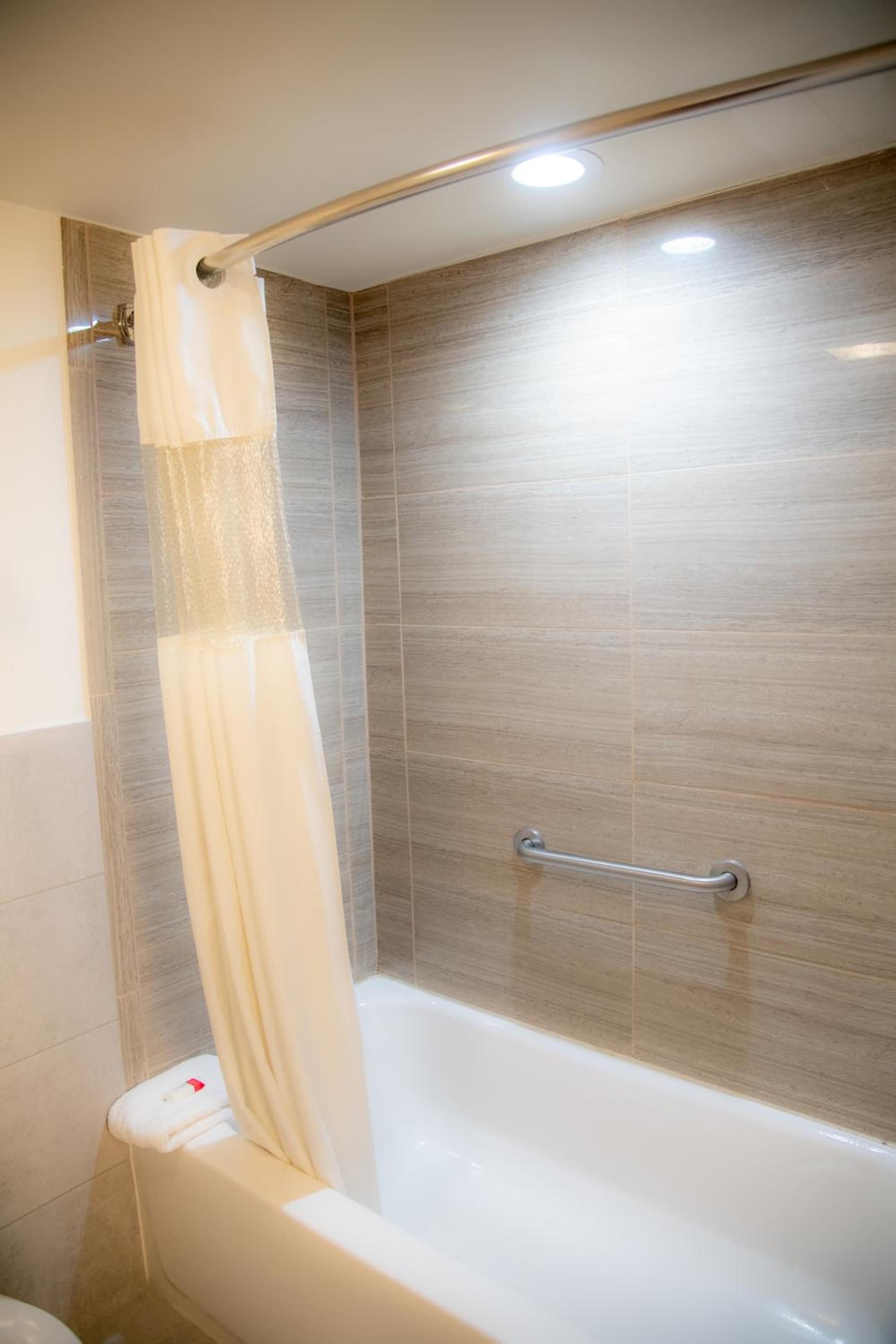 Howard Johnson by Wyndham Allentown/Dorney Hotel & Suites gallery photo in Allentown, PA — image 9